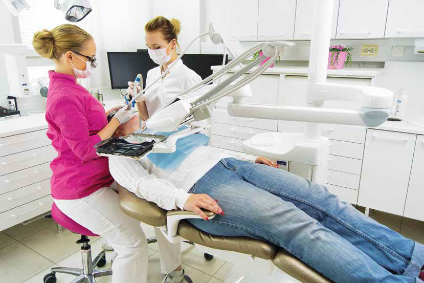 ergonomisches-Sitzen-bei-Zahnbehandlung-mit-Salli-Sattelstuhl