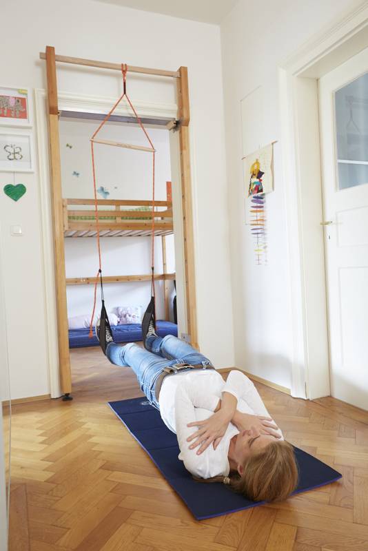 rueckenuebung-mit-rehape-slingtrainer-an-biroli-sprossenwand5316ea590544a