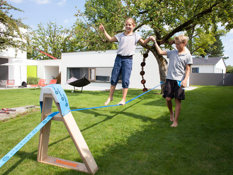 slackline-mit-Frame-KInder-balancieren-im-Garten