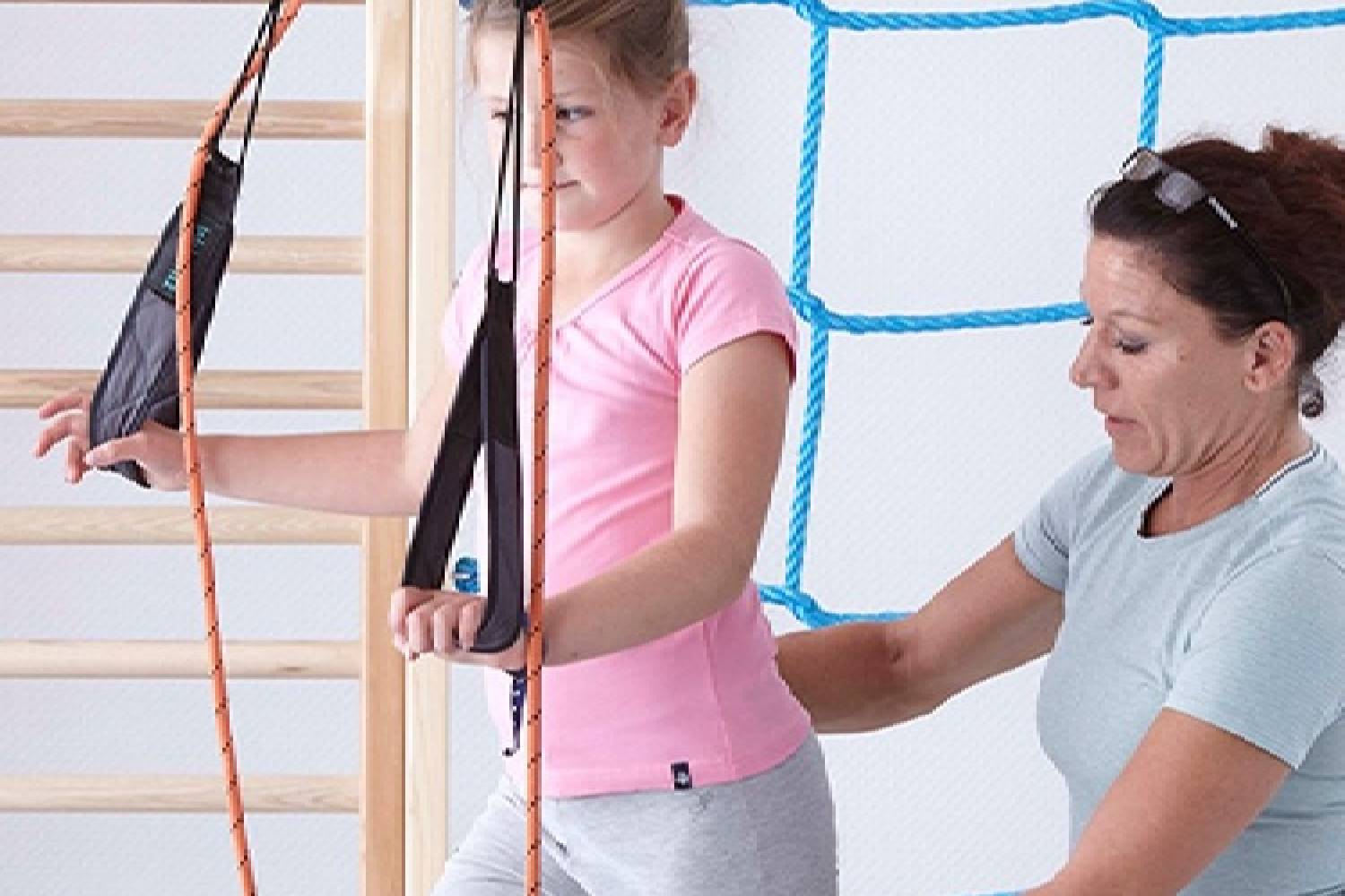 Kleines Kind trainiert mit Rehape Gerät