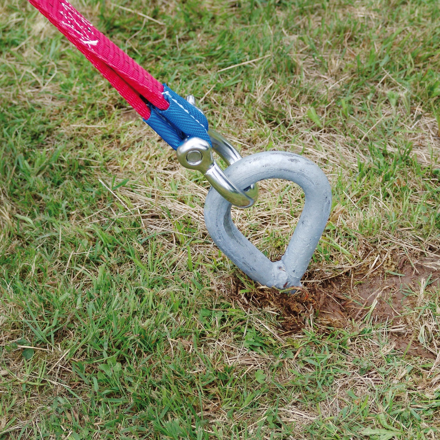 Slackline-Erdschraubanker-im-Boden-mit-Schaekel
