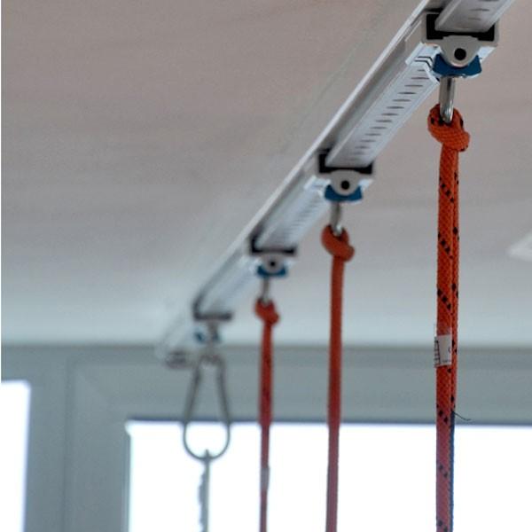 Slingtrainer mit Standard-Deckenschienensystem in Physiotherapiepraxis