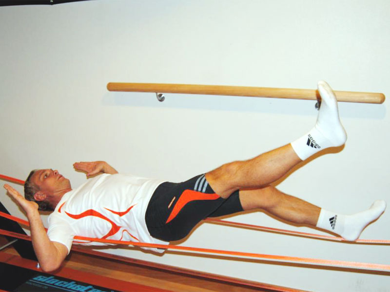 slacktrainer-kraeftigungsuebung-an-der-indoor-slackline