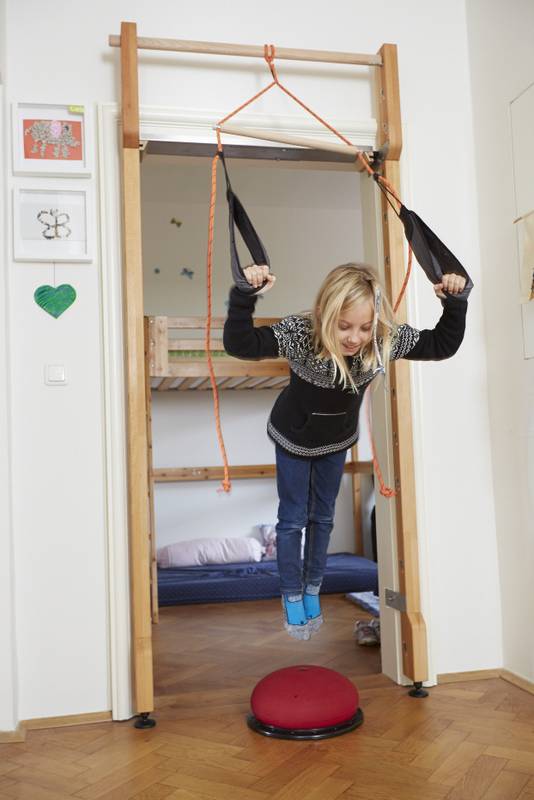 spass-mit-tuerssprossenwand-slingtrainer-und-jumper-zu-hause